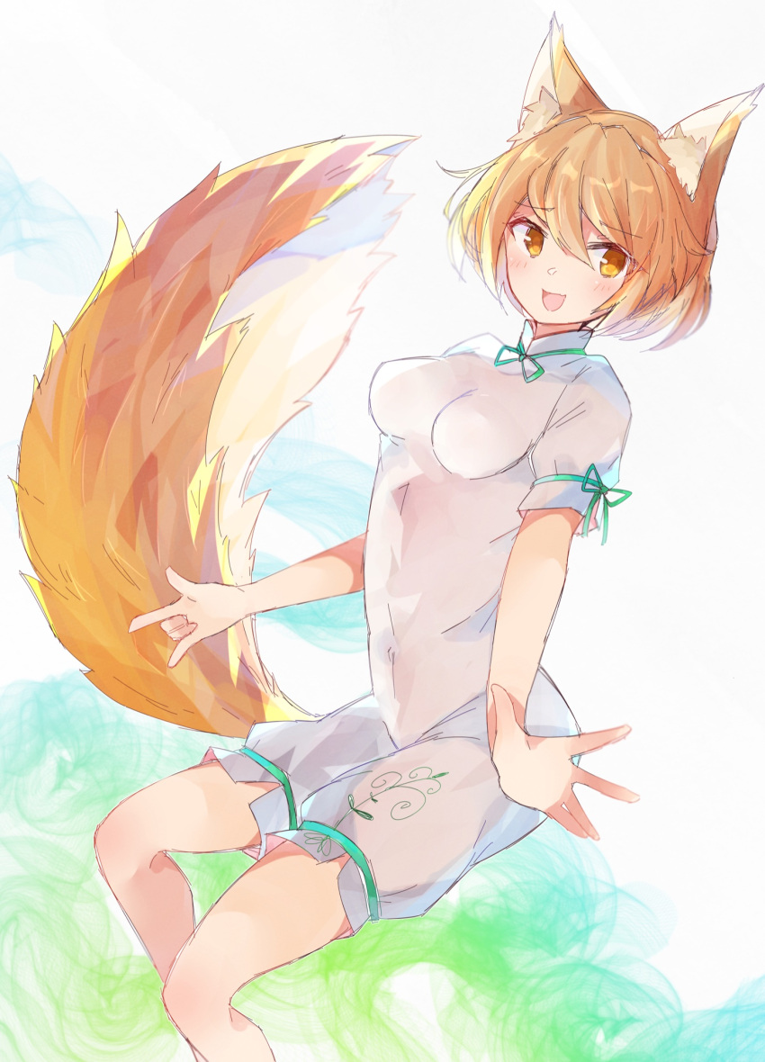 1girl animal_ears bangs blonde_hair blush bow breasts eyebrows_visible_through_hair fox_ears fox_tail green_background green_bow hair_between_eyes highres jumpsuit kudamaki_tsukasa looking_to_the_side medium_breasts open_mouth ra_mun5239 short_hair short_sleeves smile solo standing tail touhou white_background white_jumpsuit white_sleeves yellow_eyes
