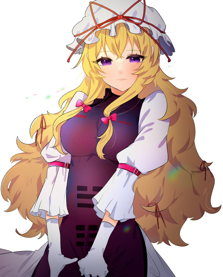 1girl bangs blonde_hair blush bow breasts chromatic_aberration closed_mouth commentary_request dress eyebrows_visible_through_hair gloves hair_between_eyes hair_bow hair_ribbon hat hat_ribbon highres large_breasts lens_flare light_smile long_hair long_sleeves looking_at_viewer messy_hair mob_cap necono_(nyu6poko) puffy_sleeves red_bow red_ribbon ribbon sidelocks simple_background solo tabard touhou tress_ribbon upper_body very_long_hair violet_eyes white_background white_dress white_gloves white_headwear yakumo_yukari