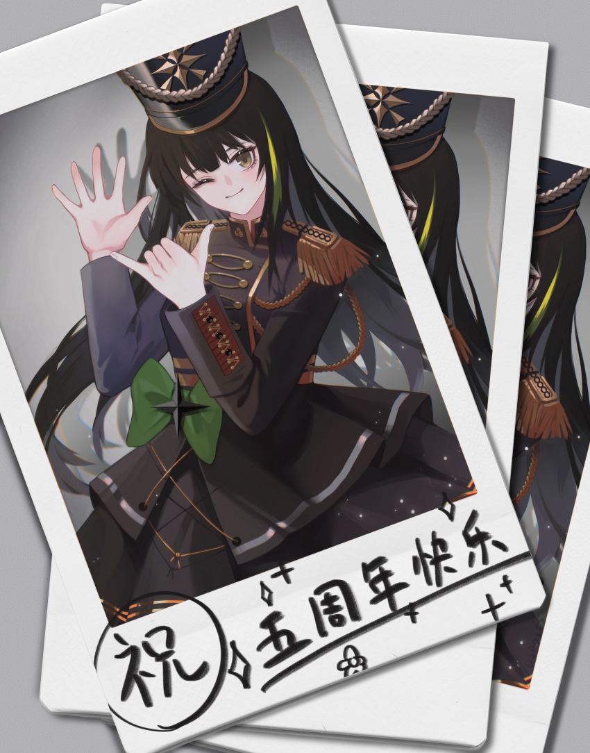 1girl absurdres black_hair blush bow brown_eyes closed_mouth dsp0355 eyebrows_visible_through_hair girls_frontline green_bow hand_up hat highres long_hair looking_at_viewer m4a1_(girls'_frontline) marching_band multicolored_hair one_eye_closed photo_(object) simple_background smile translation_request