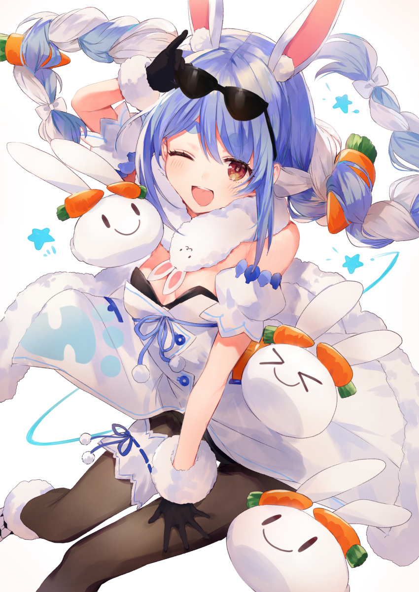 &gt;_&lt; 1girl ;d absurdres animal_ear_fluff animal_ears bangs black_gloves black_legwear blue_hair blush braid breasts carrot_hair_ornament commentary_request detached_sleeves dress eyebrows_visible_through_hair eyewear_on_head feet_out_of_frame food-themed_hair_ornament gloves hair_ornament highres hololive looking_at_viewer multicolored_hair nousagi_(usada_pekora) one_eye_closed open_mouth pantyhose rabbit_ears red_eyes short_eyebrows short_sleeves sirentab small_breasts smile strapless strapless_dress sunglasses thick_eyebrows twin_braids twintails two-tone_hair usada_pekora virtual_youtuber white_dress white_hair