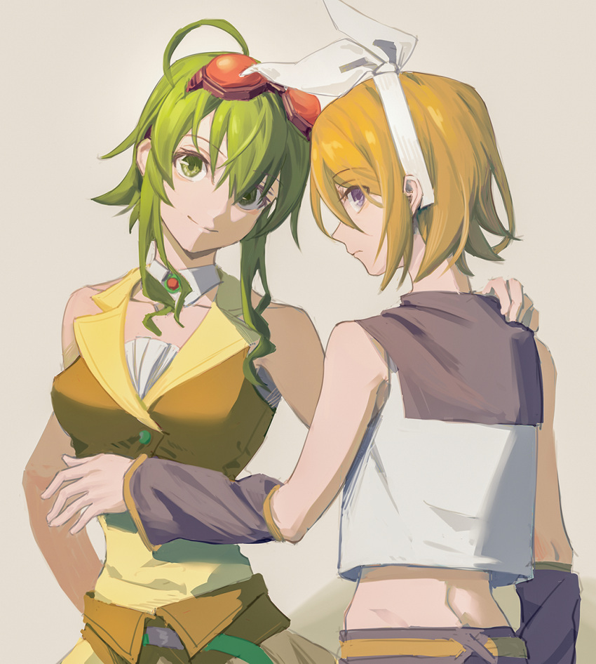 2girls ahoge arm_warmers bare_shoulders beige_background belt black_collar blonde_hair blue_eyes bow collar collarbone collared_shirt crop_top detached_collar expressionless from_behind goggles goggles_on_head green_eyes green_hair gumi hair_bow hand_on_another's_shoulder head_tilt highres kagamine_rin looking_at_viewer looking_back multiple_girls orange_skirt orange_vest red_goggles shirt short_hair sidelocks skirt sleeveless sleeveless_shirt smile upper_body vest vocaloid white_bow white_shirt wounds404 yellow_shirt