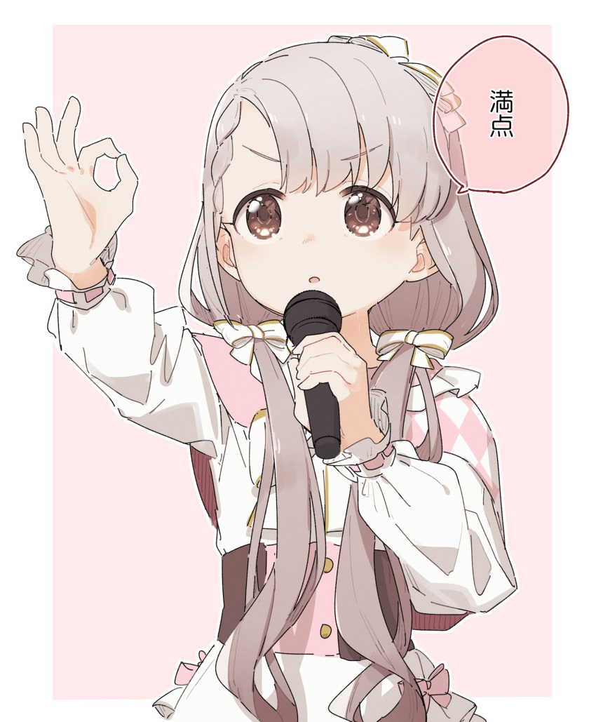 1girl :o argyle argyle_capelet arm_up bangs bow braid braided_bangs brown_eyes capelet commentary_request dress eyebrows_visible_through_hair grey_hair hair_bow hair_over_shoulder highres hisakawa_nagi holding holding_microphone idolmaster idolmaster_cinderella_girls long_hair long_sleeves low_twintails microphone ok_sign parted_lips pink_background puffy_long_sleeves puffy_sleeves solo translation_request twintails two-tone_background v-shaped_eyebrows very_long_hair white_background white_bow white_dress yukie_(kusaka_shi)