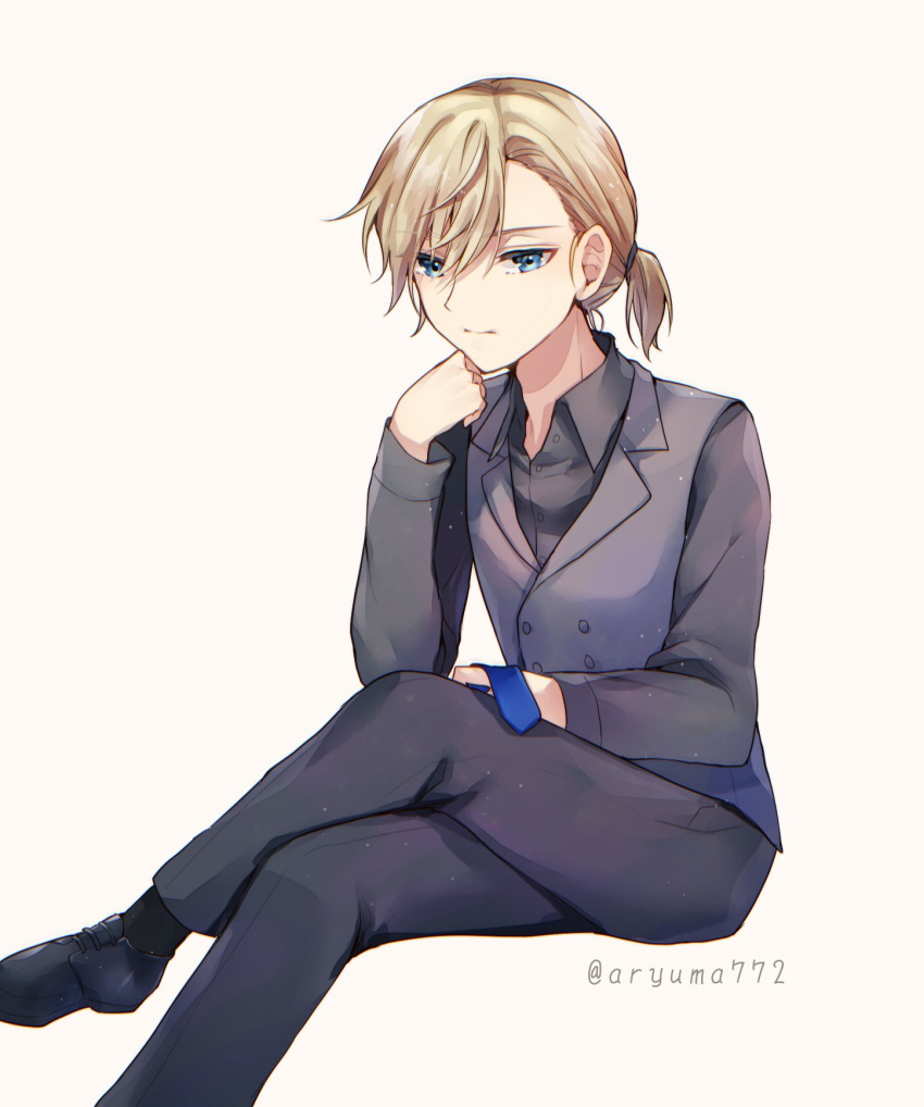 1boy aqua_eyes aryuma772 black_footwear black_shirt blonde_hair blue_neckwear formal hair_over_one_eye hand_on_own_chin head_rest highres kagamine_len looking_at_viewer necktie necktie_removed open_clothes open_collar open_shirt partially_unbuttoned ponytail serious shirt shoes sitting sleeveless sleeveless_jacket solo suit twitter_username vocaloid white_suit