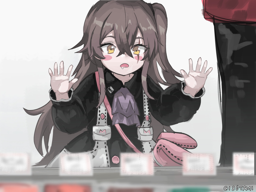 1girl bangs black_coat blurry blurry_foreground blush_stickers child coat collared_coat commentary_request crossed_bangs drooling girls_frontline hair_between_eyes hands_on_glass highres korean_commentary long_hair long_sleeves looking_down min-tami neckwear_request one_side_up open_mouth pink_bag purple_neckwear scar scar_across_eye sidelocks solo_focus twitter_username ump45_(girls'_frontline) white_background yellow_eyes