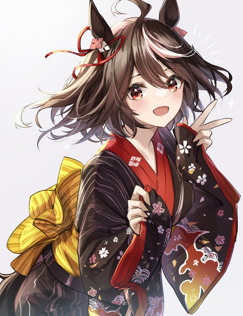 1girl absurdres ahoge animal_ears bangs black_kimono blush brown_hair commentary_request floral_print hair_ornament highres horse_ears horse_girl horse_tail japanese_clothes kimono kitasan_black_(umamusume) long_sleeves looking_at_viewer notice_lines obi open_mouth red_eyes sash shino_sto short_hair smile solo sparkle tail umamusume v wide_sleeves yukata
