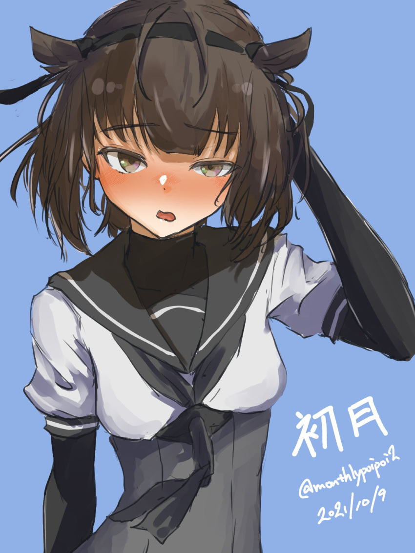 1girl anchor_symbol arm_behind_head black_bodysuit black_headband black_neckwear black_sailor_collar blue_background bodysuit brown_hair character_name clothes_writing commentary_request dated hachimaki hair_flaps hatsuzuki_(kancolle) headband highres kantai_collection neckerchief one-hour_drawing_challenge sailor_collar school_uniform serafuku short_hair simple_background solo twitter_username umibudou upper_body yellow_eyes