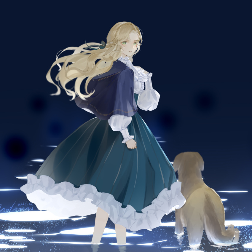 1girl absurdres audrey_hall bare_legs blonde_hair cape chinese_commentary commentary_request dated dog dress golden_retriever green_dress green_eyes hand_on_own_chest highres long_hair looking_at_viewer looking_back lord_of_the_mysteries moychi ocean reflection reflective_water ribbon signature susie_(lord_of_the_mysteries) water white_neckwear