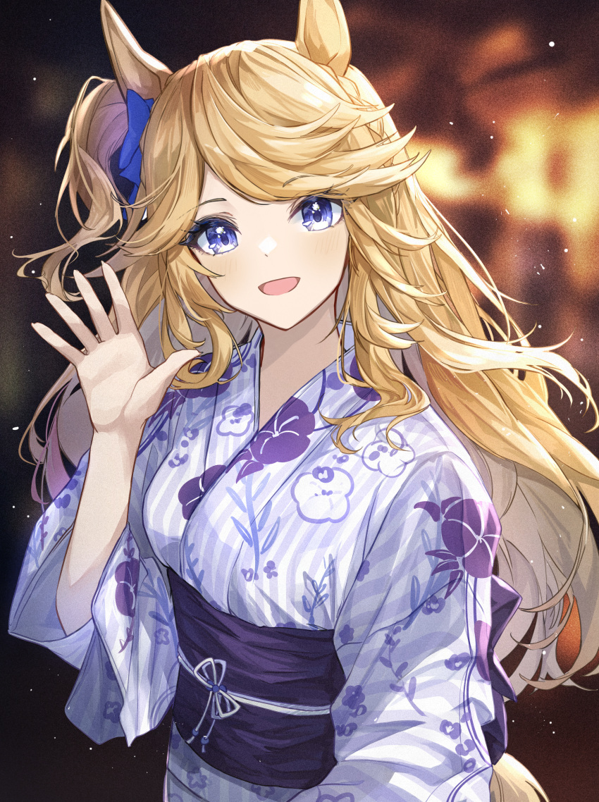 1girl absurdres alternate_costume animal_ears blonde_hair blue_bow blue_eyes blue_kimono bow eyebrows_visible_through_hair gold_city_(umamusume) hair_bow hand_up highres horse_ears horse_girl horse_tail japanese_clothes kimono looking_at_viewer obi open_mouth sash shino_sto smile solo tail umamusume yukata