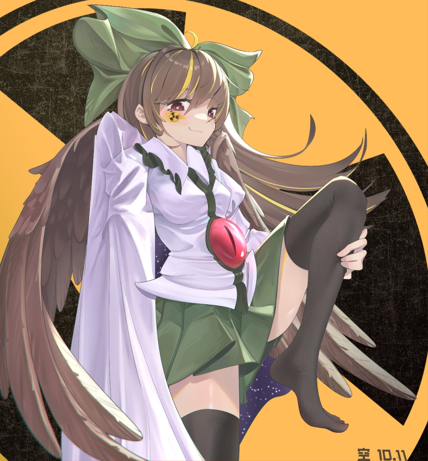 1girl adapted_costume ahoge black_legwear bow breasts brown_eyes brown_hair brown_wings cape closed_mouth collared_shirt feathered_wings foot_out_of_frame frilled_shirt_collar frills green_bow green_skirt hair_bow hand_on_own_leg highres leg_up long_hair looking_at_viewer medium_breasts no_shoes pleated_skirt radiation_symbol reiuji_utsuho shirt skirt smile solo song113 thigh-highs third_eye touhou white_cape white_shirt wings yellow_background zettai_ryouiki