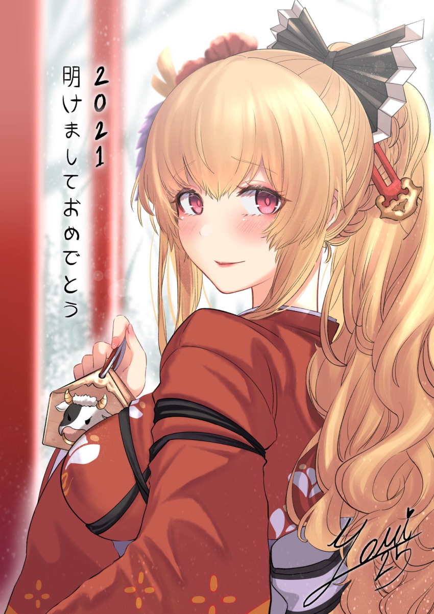1girl 2021 akano_yomi black_bow blonde_hair blush bow breasts flower granblue_fantasy hair_bow hair_flower hair_ornament highres japanese_clothes kimono large_breasts looking_at_viewer looking_back new_year ponytail red_eyes red_kimono signature smile solo translation_request upper_body vira_(granblue_fantasy)