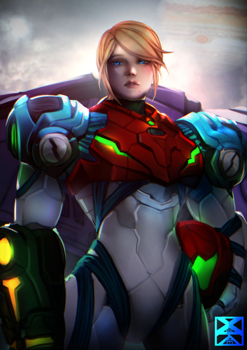 1girl absurdres arm_cannon armor bangs blonde_hair blue_eyes glowing highres long_hair looking_at_viewer metroid metroid_dread mole mole_under_mouth ponytail power_armor power_suit samus_aran science_fiction sidelocks simple_background solo upper_body weapon xuuikie_ashe