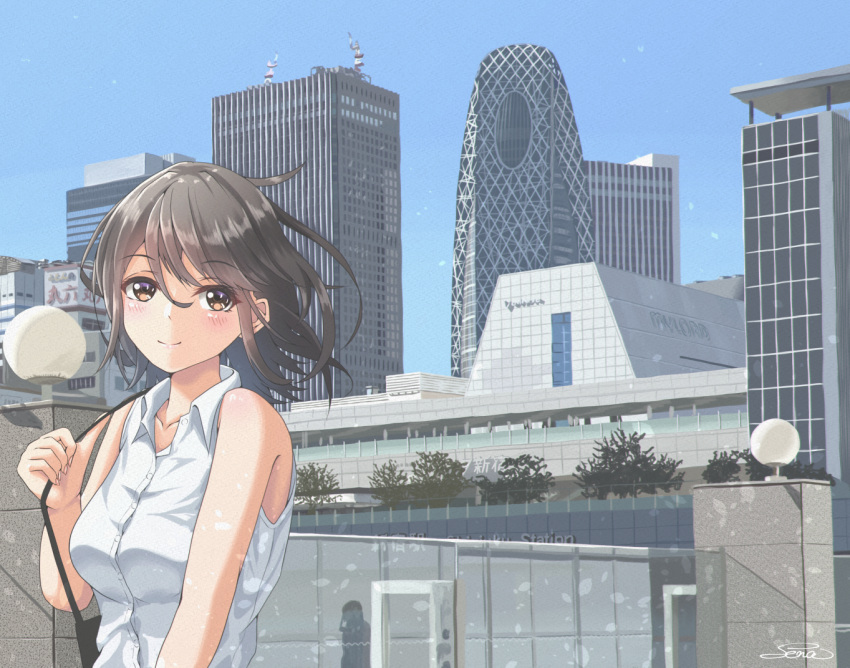 1girl bag bare_arms bare_shoulders blue_sky blush brown_eyes brown_hair buttons city cityscape collarbone collared_shirt commentary_request dress_shirt eyebrows_visible_through_hair hair_between_eyes looking_at_viewer medium_hair noise original outdoors scenery sena_(illust_sena) shinjuku_(tokyo) shiny shiny_hair shirt shoulder_bag signature sky sleeveless sleeveless_shirt smile solo white_shirt