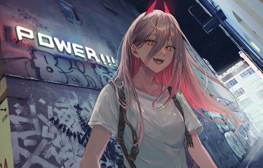 +_+ 1girl alley backpack bag chainsaw_man glowing glowing_eyes graffiti hair_between_eyes hatsuno_xxx highres horns long_hair looking_at_viewer night night_sky open_mouth outdoors pink_hair power_(chainsaw_man) red_eyes red_horns sharp_teeth shirt short_sleeves sky solo star_(sky) starry_sky teeth upper_body white_shirt
