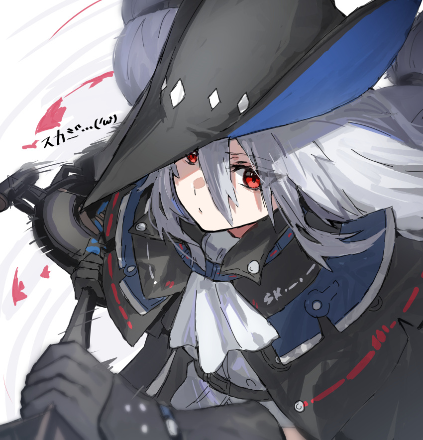 1girl absurdres arknights ascot black_capelet black_gloves black_headwear capelet commentary_request eyebrows_visible_through_hair gloves grey_ascot grey_neckwear grey_shirt hair_between_eyes hat highres holding holding_sword holding_weapon long_hair looking_at_viewer raw_egg_lent red_eyes shirt silver_hair simple_background skadi_(arknights) solo sword translation_request upper_body weapon white_background