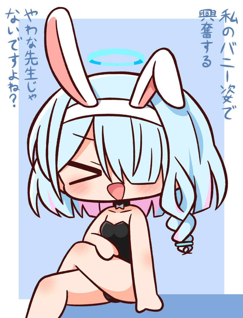 &gt;_&lt; 1girl :d animal_ears arona_(blue_archive) bangs bare_arms bare_legs bare_shoulders barefoot black_choker black_leotard blue_archive blue_background blue_hair blush chibi choker closed_mouth crossed_legs eyebrows_visible_through_hair facing_viewer fake_animal_ears feet_out_of_frame hair_over_one_eye hairband halo hana_kazari highres leotard multicolored_hair pink_hair playboy_bunny rabbit_ears smile solo strapless strapless_leotard translation_request two-tone_background two-tone_hair v-shaped_eyebrows white_background white_hairband xd