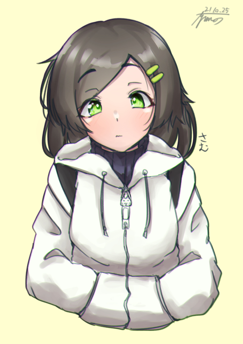 1girl alternate_costume ayuman beige_background black_hair commentary_request dated green_eyes hair_ornament hairclip hands_in_pockets highres hood hooded_jacket hoodie jacket kantai_collection kuroshio_(kancolle) one-hour_drawing_challenge short_hair signature simple_background solo upper_body white_jacket