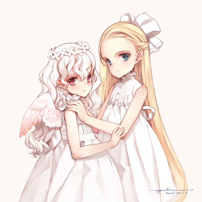 2girls angel_wings bare_shoulders blonde_hair blue_eyes blush bow dated dress feathered_wings flower_wreath hair_bow hands_on_another's_shoulders head_wreath highres kawasaki_yukina koishikawa_kohane long_hair looking_at_viewer multiple_girls oyari_ashito period pink_eyes redrawn signature simple_background sleeveless sleeveless_dress smile upper_body very_long_hair white_background white_bow white_dress white_hair wings