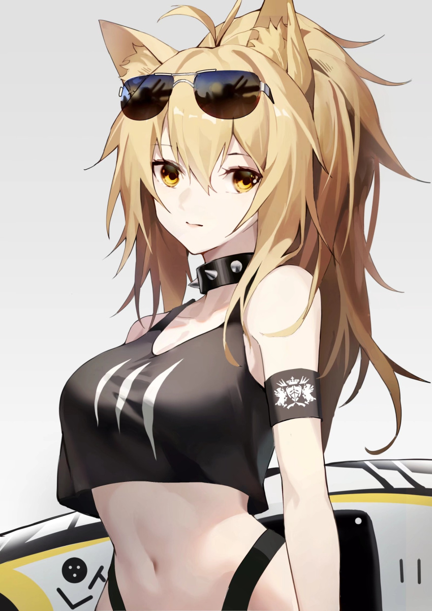 1girl animal_ears antenna_hair arknights armband bangs bare_shoulders black_collar black_tank_top blonde_hair breasts collar commentary_request crop_top crop_top_overhang eyewear_on_head grey_background hair_between_eyes highres kingdom_of_victora_logo large_breasts lion_ears long_hair looking_at_viewer madao midriff navel siege_(arknights) simple_background solo spiked_collar spikes stomach sunglasses tank_top upper_body yellow_eyes