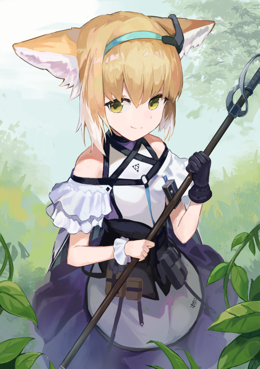 1girl animal_ear_fluff animal_ears apron arknights bangs bare_shoulders black_gloves blue_hairband brown_hair closed_mouth commentary_request day edowa fox_ears gloves green_eyes hair_between_eyes hairband highres holding looking_at_viewer multicolored_hair outdoors purple_skirt shirt single_glove skirt smile solo suzuran_(arknights) two-tone_hair waist_apron white_apron white_hair white_shirt