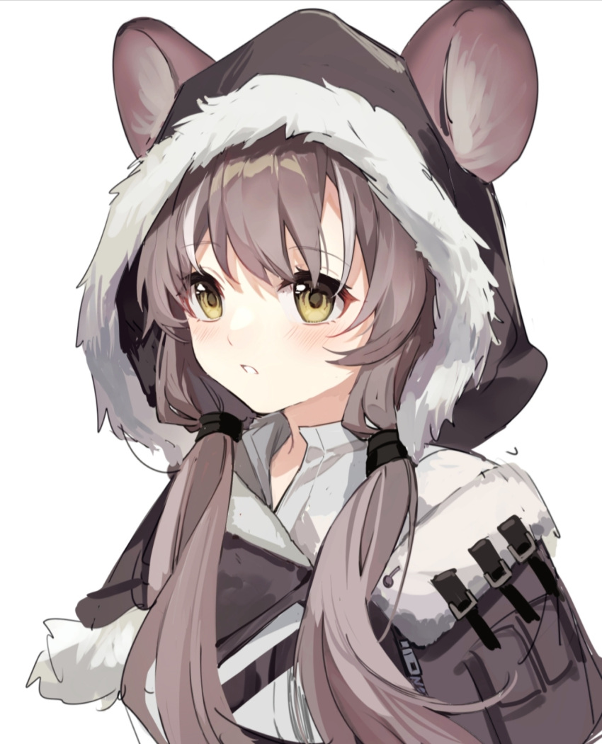 1girl animal_ears arknights bangs blush capelet commentary_request eyebrows_visible_through_hair fur-trimmed_capelet fur-trimmed_hood fur_trim grey_capelet grey_hair highres honeyberry_(arknights) hood hooded_capelet long_hair low_twintails mouse_ears parted_lips simple_background solo twintails upper_body white_background yellow_eyes yunweishukuang