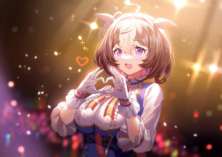 1girl ahoge between_breasts blue_dress blurry blush bokeh breasts brown_hair center_frills commentary_request depth_of_field dress ear_ribbon frills gloves hairband heart heart_hands highres hoshiko_(419401x) large_breasts meisho_doto_(umamusume) multicolored_hair open_mouth pinafore_dress shirt short_hair solo sparkle stage_lights strap_between_breasts two-tone_hair umamusume upper_body violet_eyes white_background white_gloves white_shirt