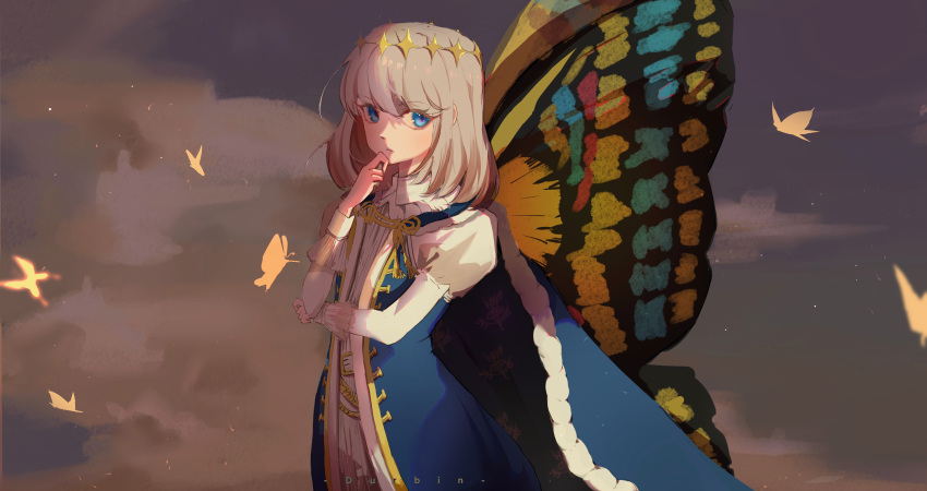 1boy absurdres artist_name blue_cloak blue_eyes butterfly_wings cloak clouds cloudy_sky commentary crown diamond_hairband durbin fate/grand_order fate_(series) fur-trimmed_cloak fur_trim hand_on_own_chin highres insect_wings looking_to_the_side male_focus medium_hair oberon_(fate) shadow silver_hair sky solo upper_body wings