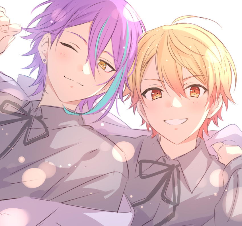 2boys ahoge blonde_hair blue_hair closed_mouth collared_shirt dot_nose earrings gradient_hair grey_ribbon grey_shirt grin highres jewelry looking_at_viewer male_focus multicolored_hair multiple_boys neck_ribbon one_eye_closed project_sekai purple_hair red_eyes ribbon sekina shinonome_akito shirt simple_background smile streaked_hair stud_earrings tenma_tsukasa white_background wing_collar yellow_eyes