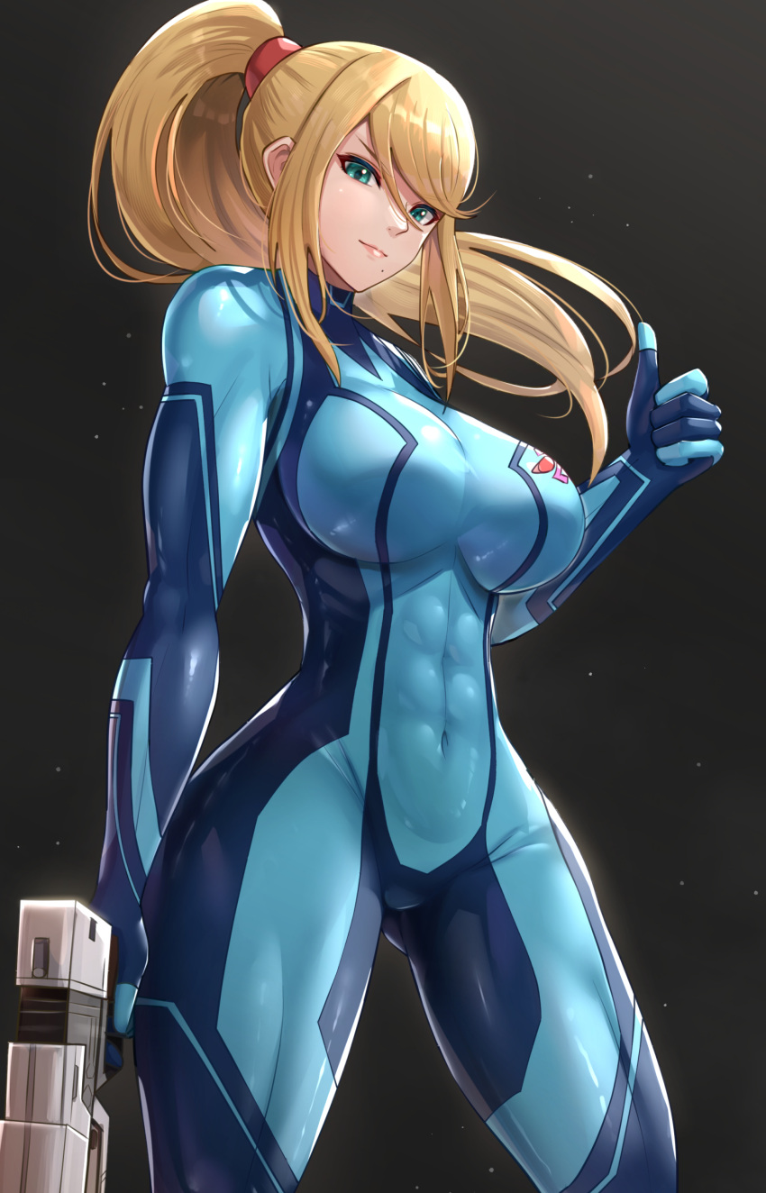 1girl absurdres aqua_eyes bangs blonde_hair blue_bodysuit bodysuit breasts closed_mouth commentary_request covered_navel energy_gun gonzarez grey_background hand_up highres holding holding_weapon large_breasts lips long_hair metroid metroid_dread mole mole_under_mouth ponytail samus_aran shiny shiny_hair sidelocks simple_background skin_tight smile solo thumbs_up tied_hair weapon zero_suit