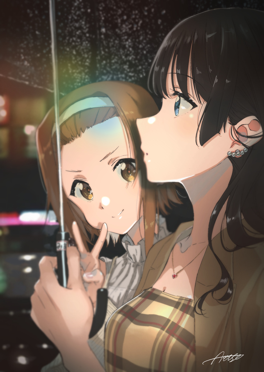 2girls absurdres akiyama_mio artist_name bangs black_eyes black_hair blunt_bangs brown_eyes brown_hair earrings hairband highres holding holding_umbrella jewelry k-on! long_hair looking_at_viewer multiple_girls necklace outdoors rain short_hair signature smile tainaka_ritsu transparent transparent_umbrella umbrella v verse