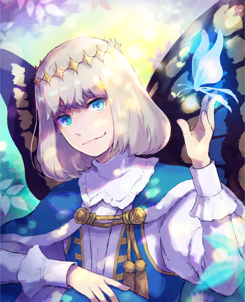 1boy bangs blue_butterfly blue_eyes bug butterfly butterfly_wings cape crown fate/grand_order fate_(series) fur-trimmed_cape fur_trim haruo_(57967) head_tilt highres knees_up light_brown_hair looking_at_viewer male_focus medium_hair oberon_(fate) smile solo sunlight upper_body wings
