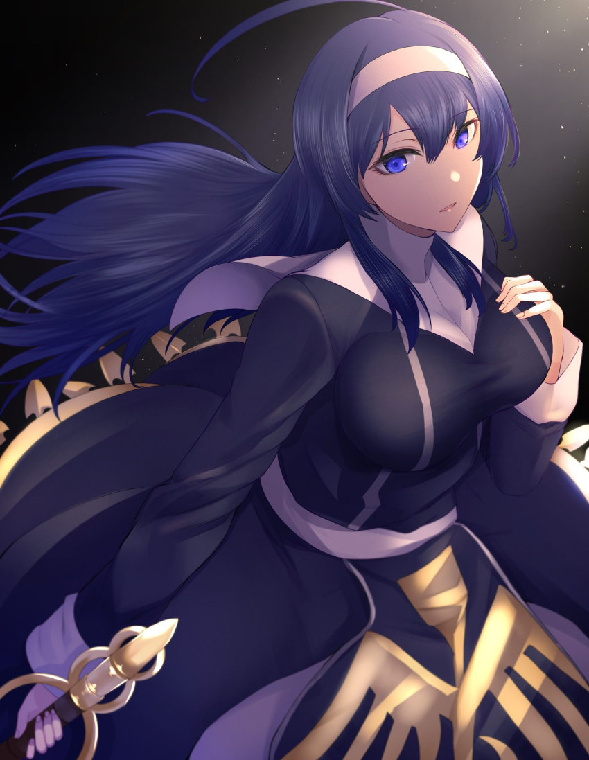 1girl ahoge black_background black_dress blue_eyes blue_hair breasts dress eyebrows_visible_through_hair gaien_(jin_morisono) hair_between_eyes hairband hand_on_own_chest highres holding holding_weapon large_breasts long_dress long_hair long_sleeves looking_at_viewer orie_(under_night_in-birth) parted_lips print_dress solo under_night_in-birth upper_body weapon white_hairband