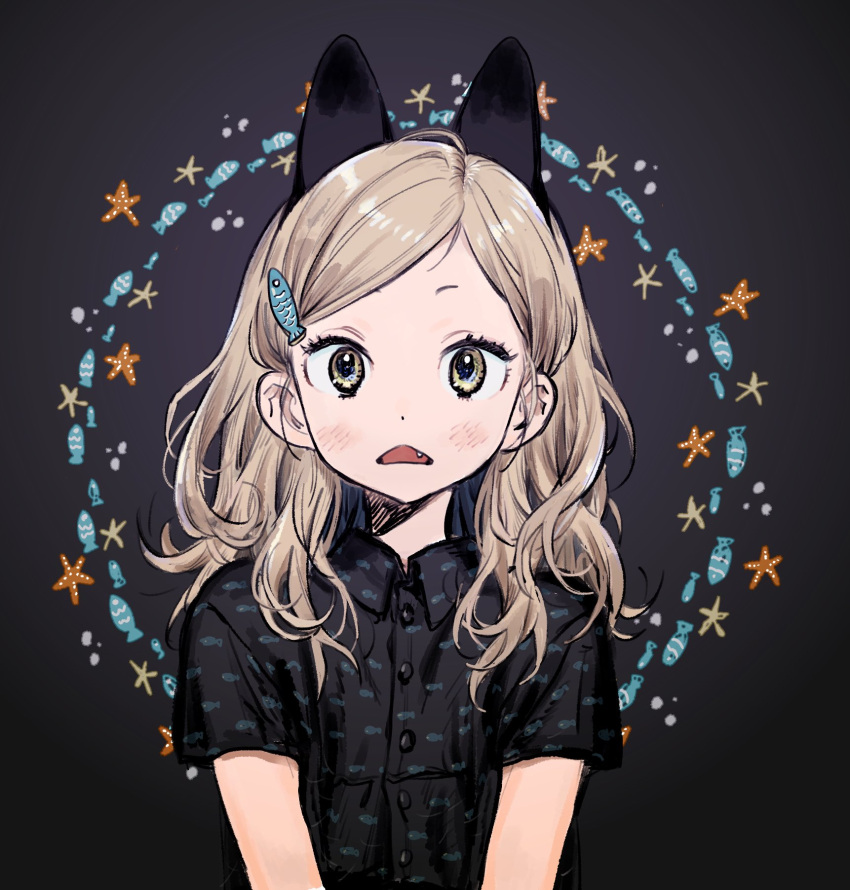 1girl :&lt; air_bubble animal_ears animal_hair_ornament animal_print bangs black_background black_shirt blonde_hair blush bubble cat_ears collared_shirt dark_background dot_nose dress_shirt fake_animal_ears fang fish fish_hair_ornament fish_print hair_behind_ear hair_ornament hair_over_shoulder hairclip hatching_(texture) highres jpeg_artifacts linear_hatching long_hair looking_at_viewer open_mouth original parted_bangs print_shirt shirt short_sleeves solo starfish straight-on syooo_gd4 triangle_mouth upper_body vignetting wavy_hair wing_collar yellow_eyes