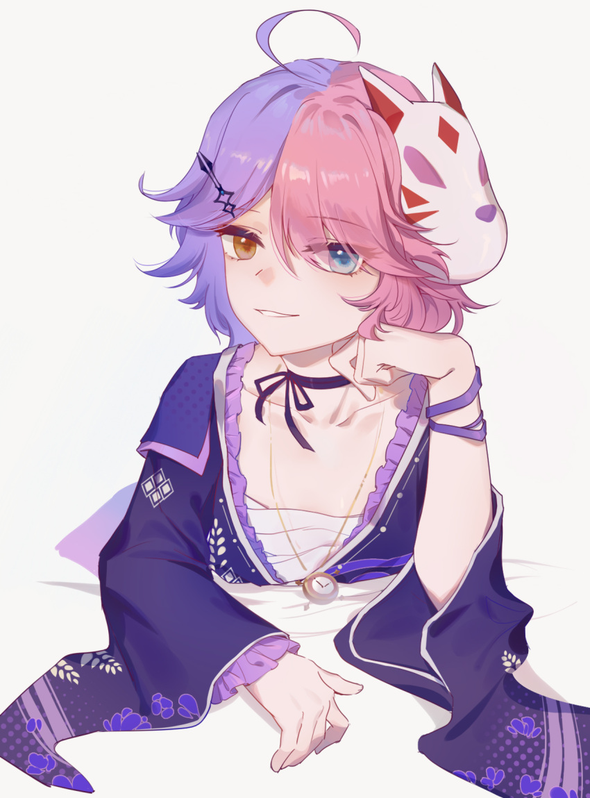 1girl bangs benghuai_xueyuan choker fox_mask grey_background grin hair_ornament hairpin hand_on_own_cheek hand_on_own_face heterochromia highres honkai_(series) honkai_impact_3rd japanese_clothes kimono looking_at_viewer mask multicolored_hair open_mouth purple_choker purple_hair purple_kimono sarashi short_hair silence_(pixiv18541142) simple_background sin_mal smile solo teeth two-tone_hair violet_eyes yellow_eyes