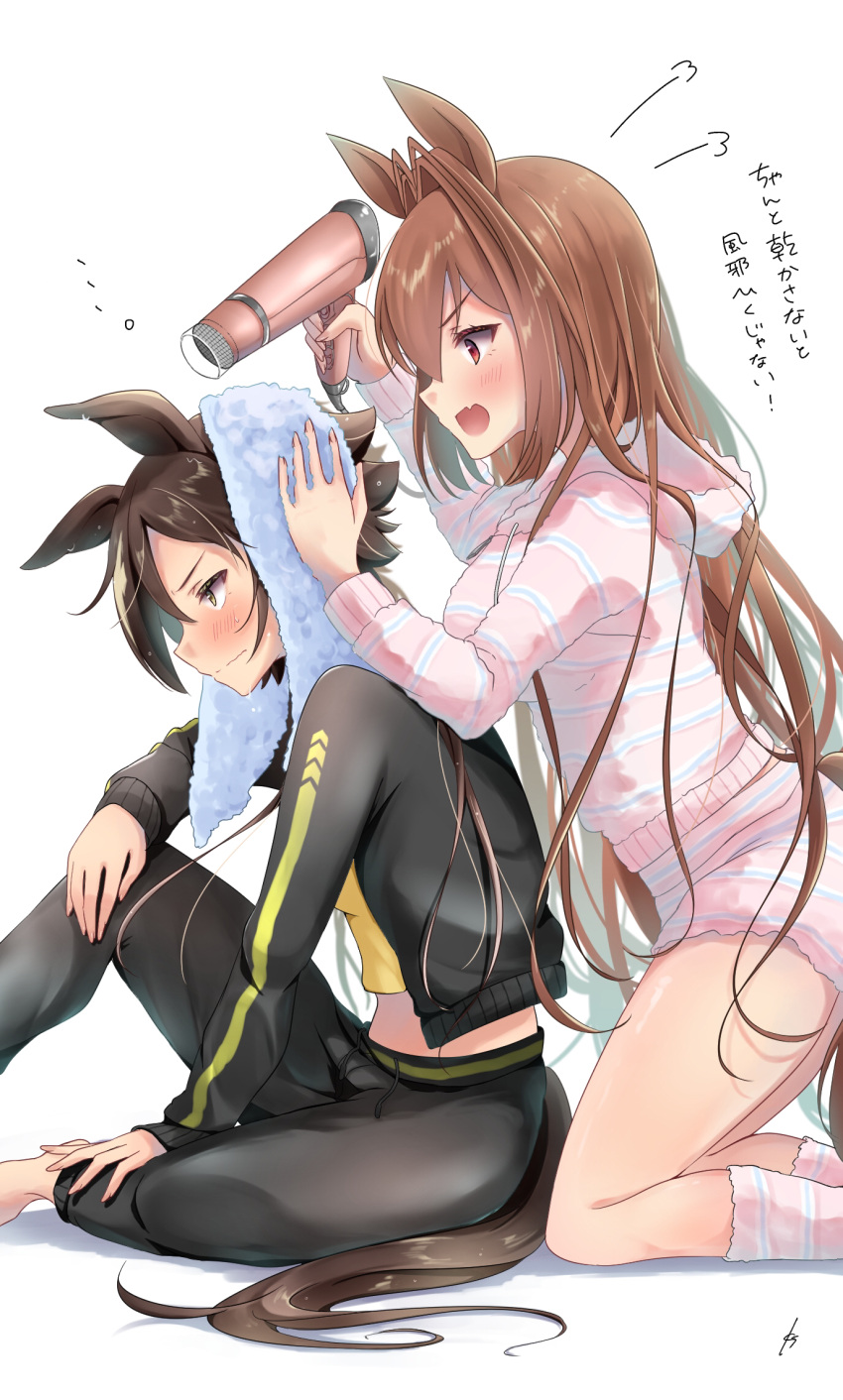 2girls =3 animal_ears bangs black_jacket black_pants blush brown_hair closed_mouth commentary_request daiwa_scarlet_(umamusume) drying drying_hair fang feet_out_of_frame from_side hair_dryer hair_intakes highres hood hoodie horse_ears horse_girl horse_tail jacket knee_up kneeling long_hair long_sleeves midriff multiple_girls open_mouth pants pink_hoodie poco. red_eyes shirt shorts signature simple_background sitting skin_fang socks tail towel towel_on_head translation_request umamusume vodka_(umamusume) white_background yellow_eyes yellow_shirt