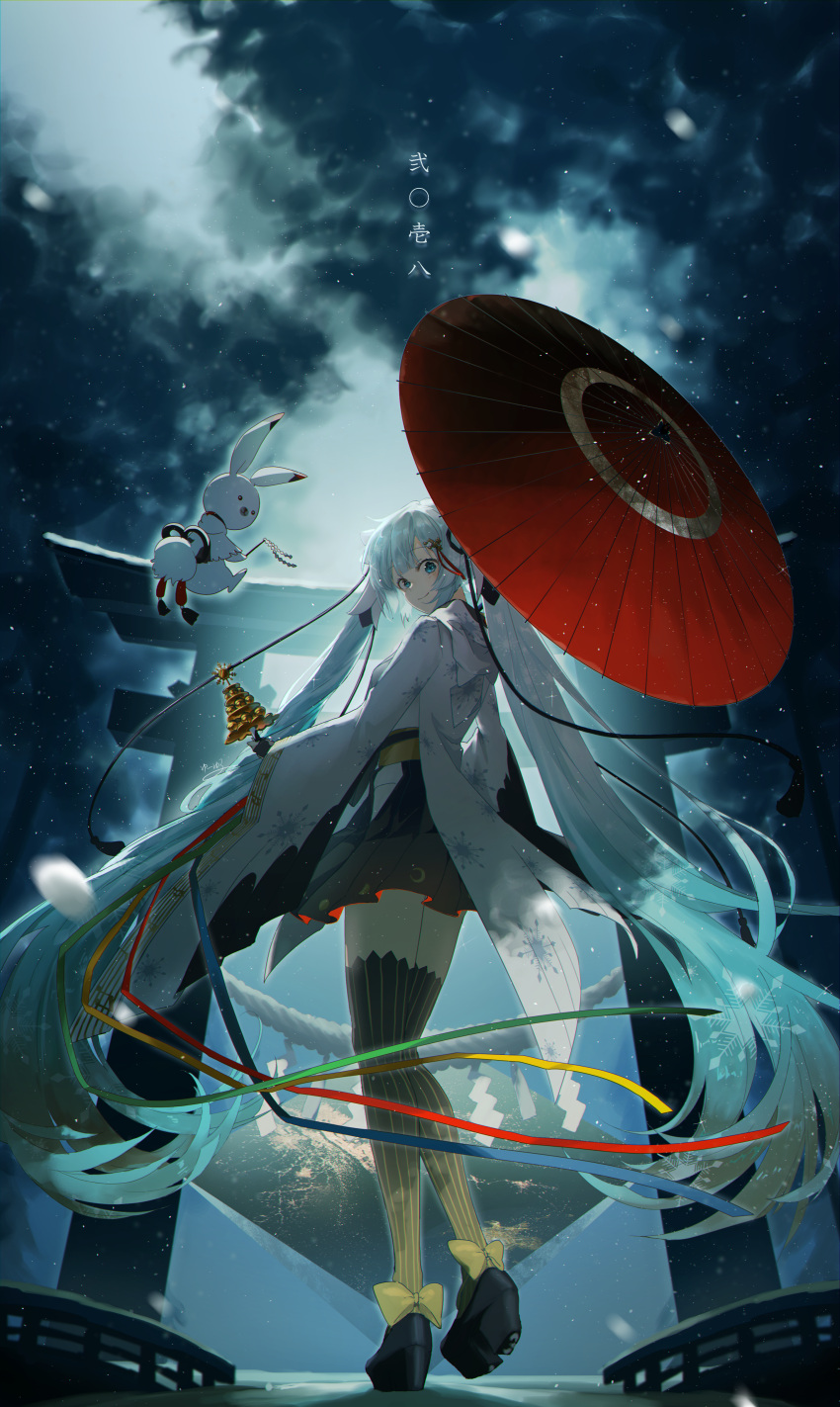 1girl 1other absurdres bell black_footwear black_legwear black_skirt blue_eyes bow bowtie bridge clouds cloudy_sky commentary feather_print floating footwear_bow from_behind from_below gohei hatsune_miku highres holding holding_instrument holding_umbrella instrument japanese_clothes jingle_bell kagura_suzu kimono long_hair looking_at_viewer looking_back miniskirt night oil-paper_umbrella outdoors pleated_skirt rabbit rabbit_yukine rope shide shikakui_chikyuu_wo_maruku_suru_(vocaloid) shimenawa skirt sky smile snowflake_print striped striped_legwear tassel thigh-highs torii twintails umbrella vertical-striped_legwear vertical_stripes very_long_hair vocaloid white_hair white_kimono wide_sleeves yellow_bow yellow_bowtie yufuyuruuu yuki_miku yuki_miku_(2018)