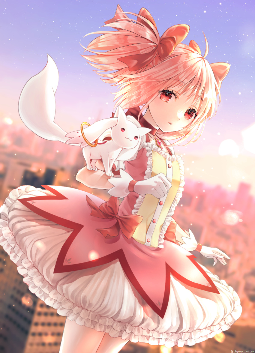 1girl arms_at_sides backlighting blurry blurry_background bow bubble_skirt building buttons center_frills choker city cityscape clenched_hand cowboy_shot creature creature_on_shoulder dutch_angle expressionless eyebrows_visible_through_hair eyelashes flat_chest floating_hair frilled_skirt frills glint gloves hair_ribbon highres hyuga_natsu_(hiyuuganatsu) kaname_madoka kyubey legs_together lens_flare light_particles mahou_shoujo_madoka_magica on_shoulder outdoors parted_lips pink_eyes pink_hair purple_sky red_bow red_choker ribbon ribbon_choker shiny shiny_hair short_twintails skirt sky solo soul_gem sunlight sunset twintails twitter_username waist_bow white_gloves white_skirt