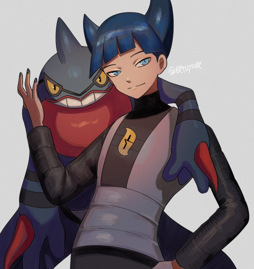 1boy bangs blue_eyes blue_hair blue_nails blunt_bangs closed_mouth commentary_request grey_background hand_on_hip hand_up highres long_sleeves male_focus nail_polish pokemon pokemon_(creature) pokemon_(game) pokemon_dppt saturn_(pokemon) shirt short_hair simple_background smile toxicroak turtleneck twitter_username yukifuri_tsuyu