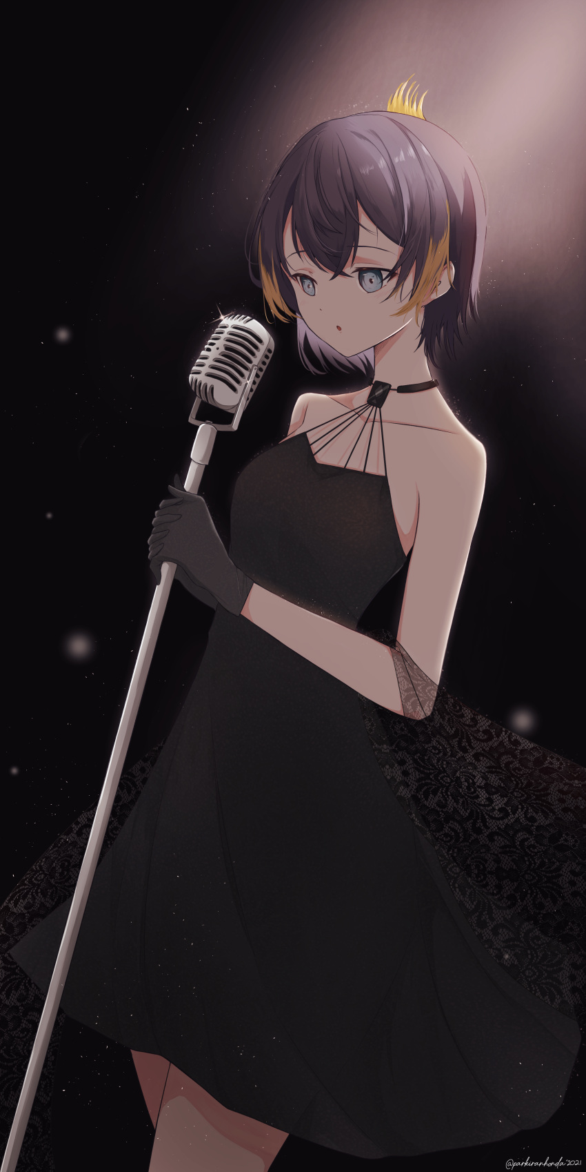 1girl absurdres bangs bare_shoulders black_dress black_gloves black_hair blue_eyes dress gloves hair_between_eyes halter_dress halterneck highres jazz microphone microphone_stand multicolored_hair music nijisanji nijisanji_en orange_hair parkiranhonda petra_gurin shawl short_hair singing solo streaked_hair virtual_youtuber