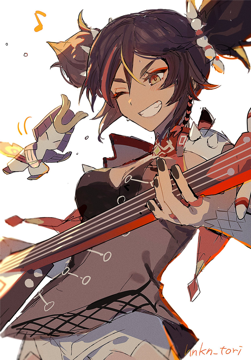 1girl absurdres bangs black_hair black_nails blonde_hair breasts dark-skinned_female dark_skin genshin_impact gnsn_tori grin hair_between_eyes highres holding holding_instrument instrument medium_breasts multicolored_hair music musical_note nail_polish one_eye_closed playing_instrument red_eyes redhead shiki_taishou shorts simple_background smile streaked_hair sweat twintails twitter_username upper_body white_background white_shorts xinyan_(genshin_impact)
