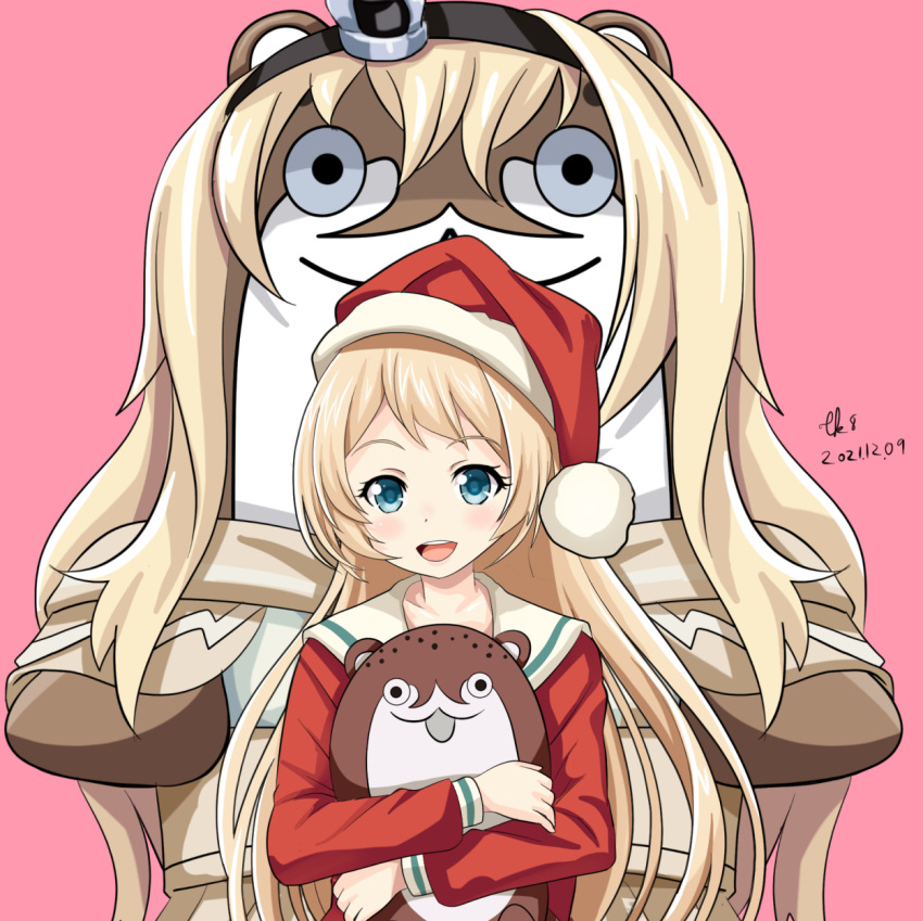 1girl artist_name blonde_hair blue_eyes blush bokukawauso dated hat highres jervis_(kancolle) kantai_collection long_hair long_sleeves official_alternate_costume open_mouth pink_background pom_pom_(clothes) santa_costume santa_hat signature simple_background smile teeth tk8d32 upper_body upper_teeth warspite_(kancolle)