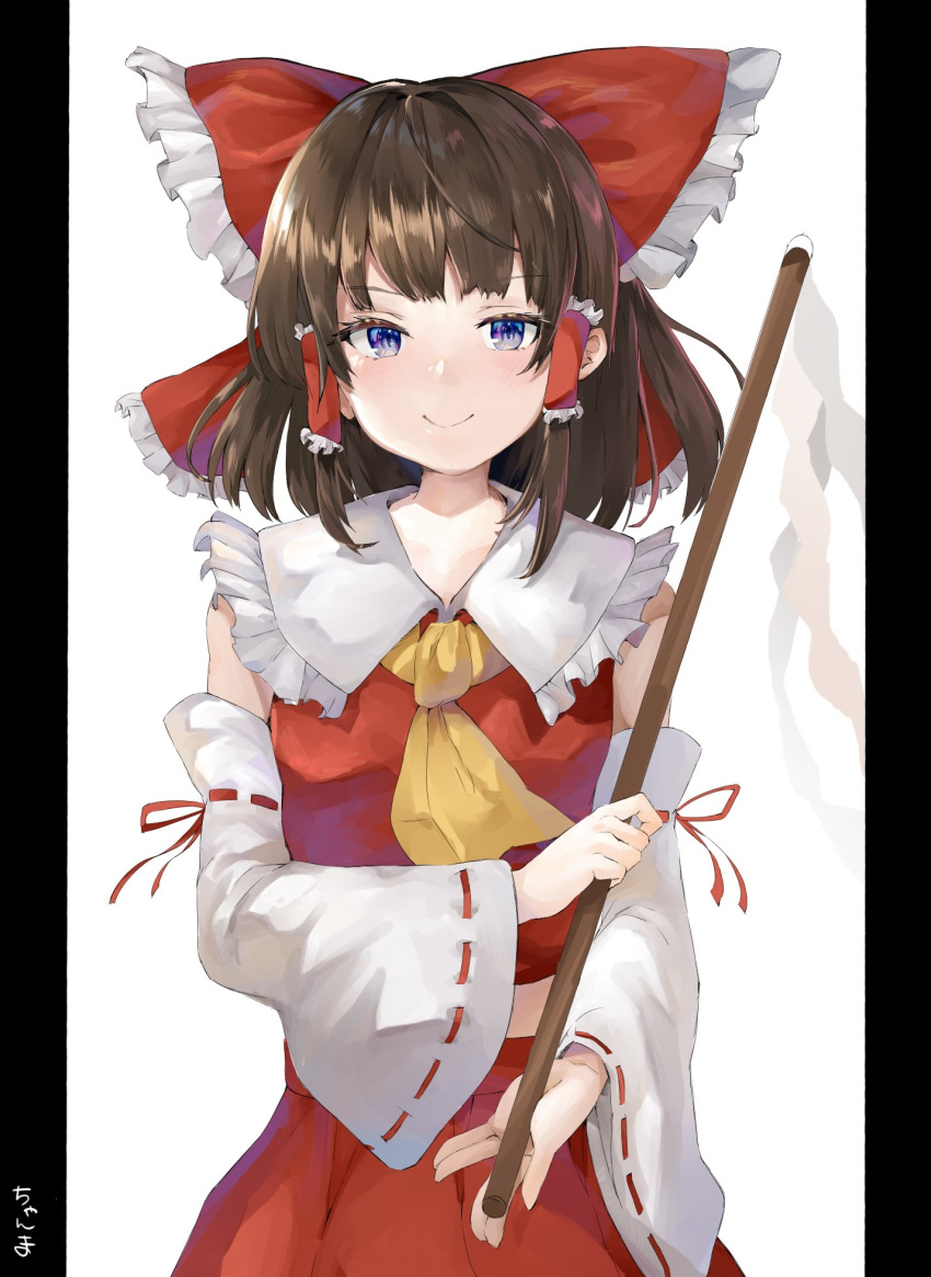 1girl ascot bangs bare_shoulders black_border blue_eyes border bow breasts brown_hair closed_mouth collar collared_shirt detached_sleeves eyebrows_visible_through_hair eyes_visible_through_hair frills gohei hair_ornament hair_tubes hakurei_reimu hand_up highres long_sleeves looking_to_the_side medium_breasts multicolored_eyes red_bow red_shirt red_skirt ribbon-trimmed_sleeves ribbon_trim shirt short_hair simple_background skirt smile solo standing touhou violet_eyes white_background wide_sleeves yellow_ascot