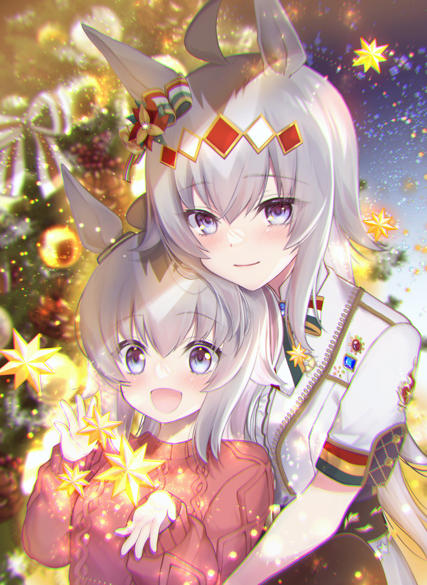 2girls :d absurdres ahoge animal_ears blue_eyes blurry blurry_background bow christmas christmas_lights christmas_tree closed_mouth commentary depth_of_field ear_bow eyebrows_visible_through_hair hair_ornament highres horse_ears horse_girl hug hug_from_behind jacket light_blush light_particles long_hair long_sleeves medium_hair miracles_of_the_holy_night_(umamusume) multiple_girls oguri_cap_(umamusume) open_mouth red_sweater ribbed_sweater short_sleeves silver_hair smile star_(symbol) sweater time_paradox tsurugi_hikaru umamusume white_jacket younger