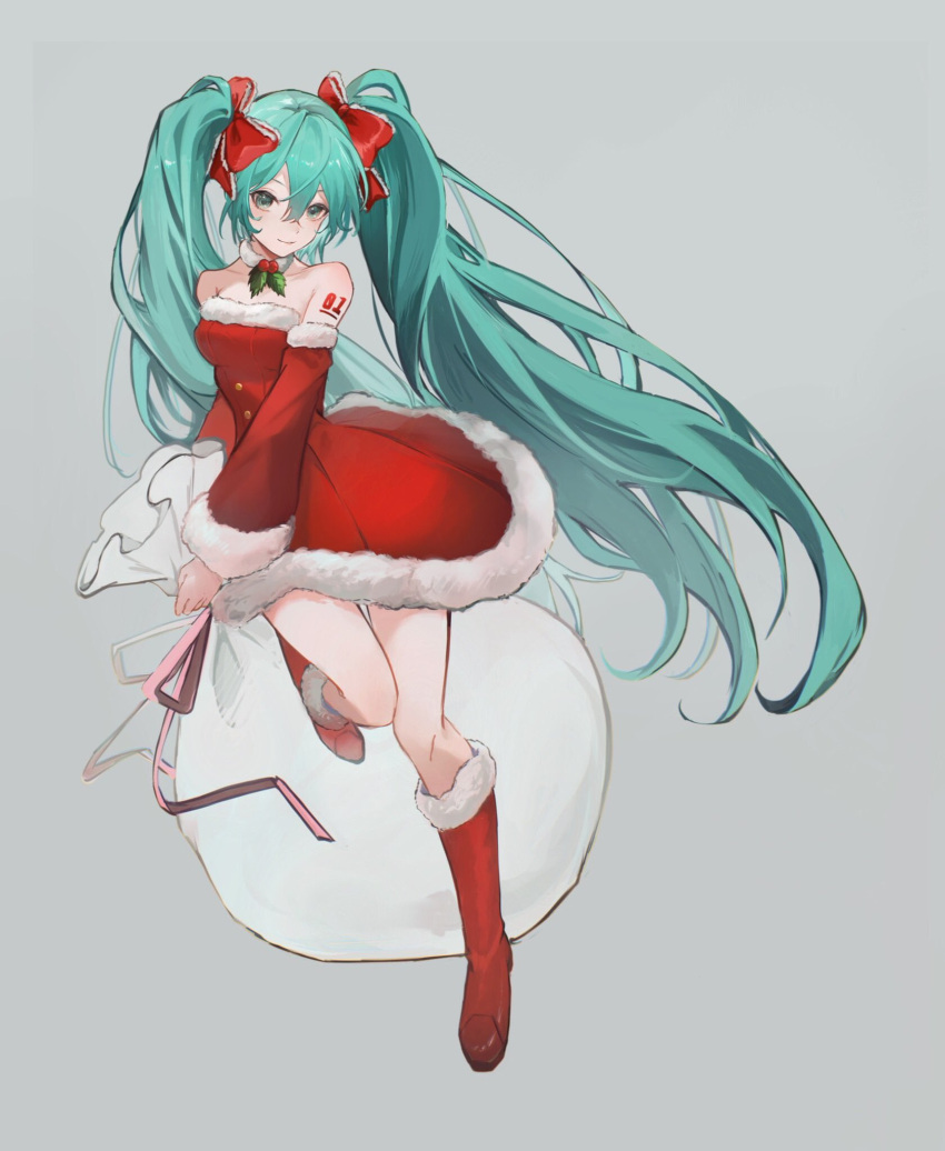 1girl aqua_eyes aqua_hair bare_shoulders boots collar collarbone commentary detached_sleeves dress full_body fur-trimmed_boots fur-trimmed_dress fur-trimmed_sleeves fur_trim grey_background hair_ribbon hatsune_miku highres holding holding_sack holly leg_up long_hair looking_at_viewer red_dress red_footwear red_ribbon red_sleeves ribbon sack santa_boots santa_costume santa_dress shoulder_tattoo smile solo standing standing_on_one_leg strapless strapless_dress tattoo twintails very_long_hair vocaloid yukihira_makoto