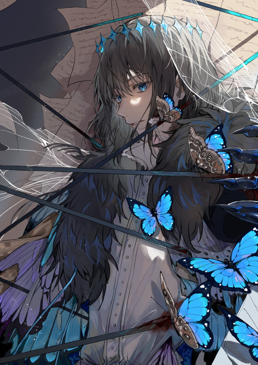1boy bangs blue_eyes bug cape crown fate/grand_order fate_(series) fur-trimmed_cape fur_trim grey_hair highres insect_wings long_hair male_focus oberon_(fate) shirt solo spoilers uncleko5 upper_body white_shirt wings