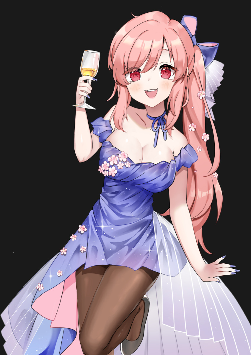 1girl black_background black_footwear black_legwear blue_choker blue_dress blue_nails breasts choker collarbone cup dress drinking_glass hair_behind_ear hemmmlock highres holding holding_cup large_breasts long_hair mole mole_on_breast nini_yuuna off-shoulder_dress off_shoulder open_mouth pantyhose pink_hair ponytail red_eyes smile solo tsunderia virtual_youtuber wine_glass