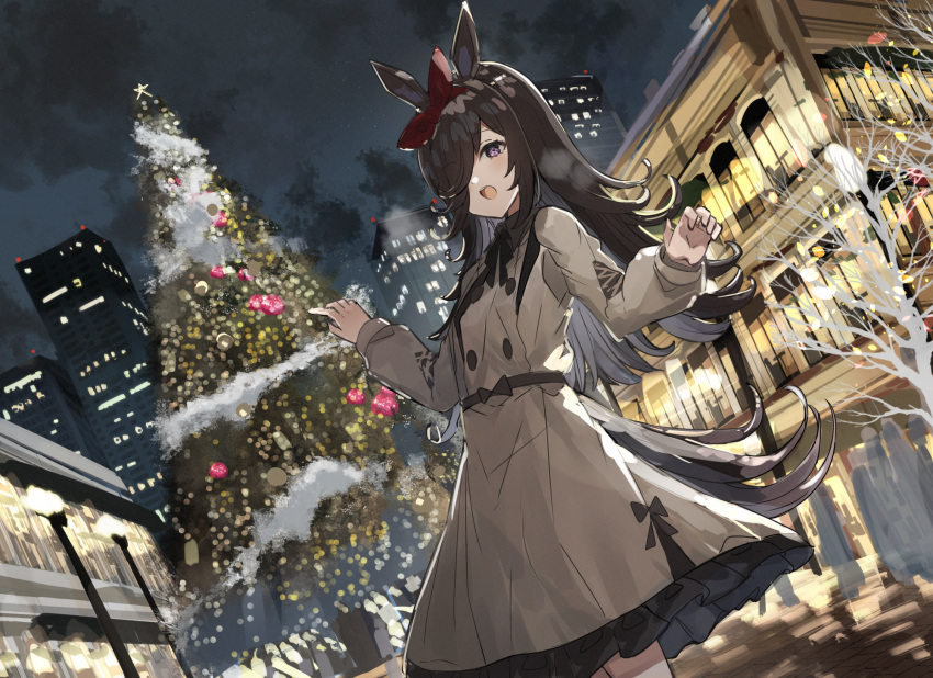 1girl animal_ears brown_hair building christmas christmas_tree coat crowd grey_coat hair_over_one_eye highres horse_ears horse_girl horse_tail long_hair long_sleeves looking_at_viewer night night_sky open_mouth outdoors rice_shower_(umamusume) sky solo_focus tail the_olphy umamusume violet_eyes