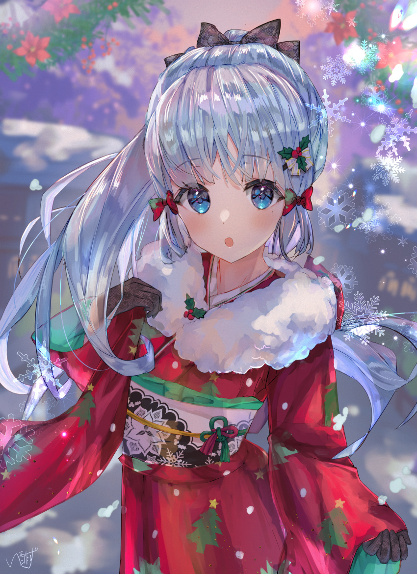 1girl absurdres bangs black_bow blue_eyes blue_hair blurry blurry_background bow brown_gloves christmas christmas_tree eyebrows_visible_through_hair floral_print flower fur-trimmed_kimono fur_trim genshin_impact gloves hair_bow hair_flower hair_ornament highres isuzu_(an_icy_cat) japanese_clothes kamisato_ayaka kimono long_hair looking_at_viewer mistletoe open_mouth ponytail red_bow red_kimono sash signature snowflakes snowing standing wide_sleeves