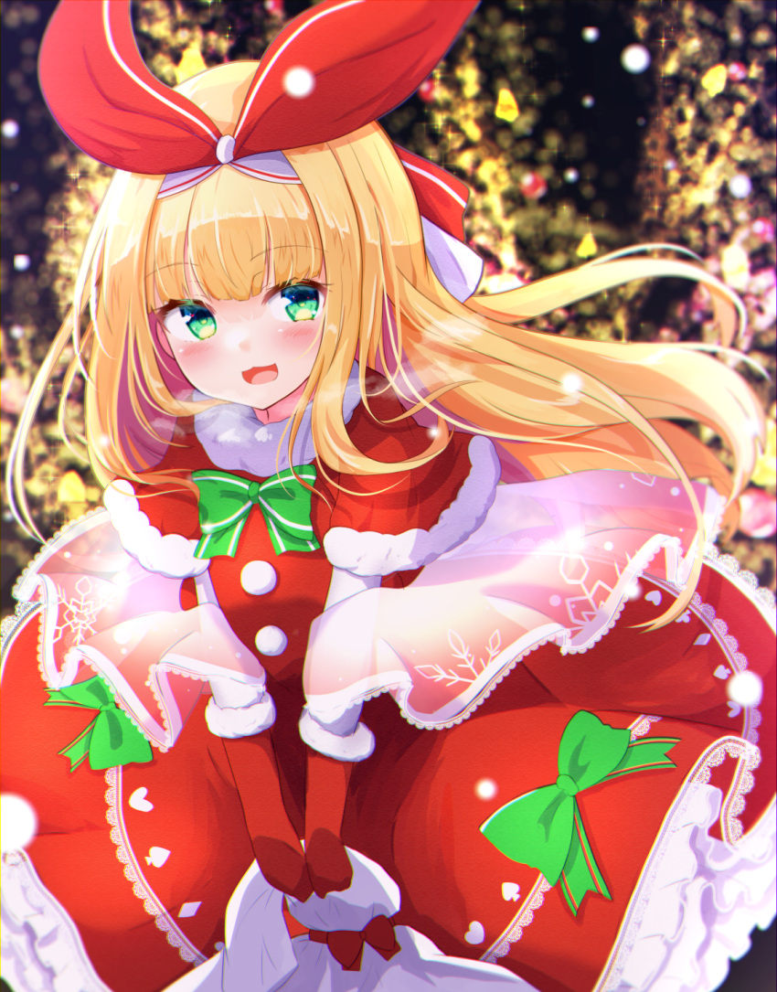 1girl :3 :d bangs baram blonde_hair blurry blurry_background blush bow breath capelet commentary_request dress frilled_dress frills fur-trimmed_capelet fur-trimmed_gloves fur_trim gloves green_bow green_eyes highres long_hair looking_at_viewer mononobe_alice nijisanji open_mouth red_capelet red_dress red_gloves sack santa_dress smile snowing solo virtual_youtuber