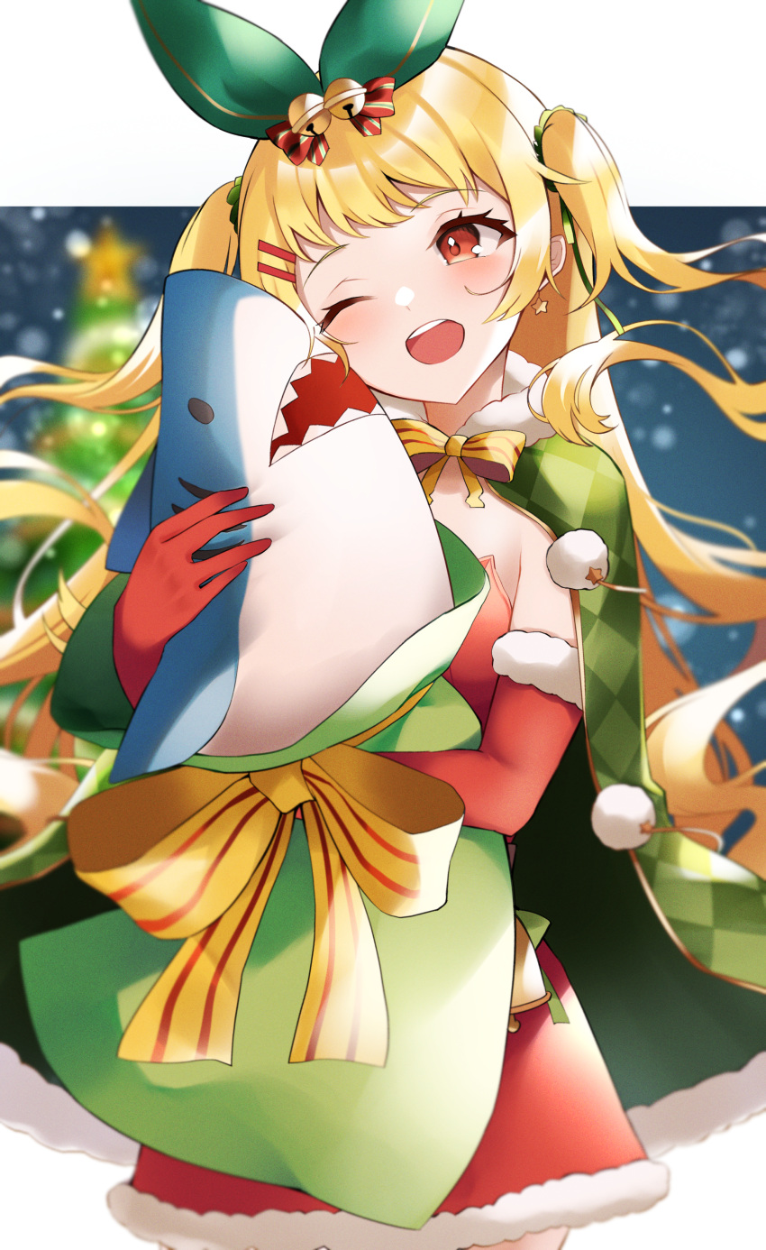 1girl absurdres azur_lane bell blonde_hair blurry blurry_background cape christmas christmas_tree commission doll_hug dress fur-trimmed_cape fur-trimmed_gloves fur_trim gift gift_bag gloves green_cape green_ribbon hair_bell hair_ornament hairclip happy highres jenkins_(azur_lane) jenkins_(light_of_the_holiest_star)_(azur_lane) long_hair object_hug one_eye_closed red_dress red_eyes red_gloves ribbon shark skeb_commission snow solo strapless strapless_dress stuffed_toy twintails wavy_hair yamaha_tsui yellow_ribbon