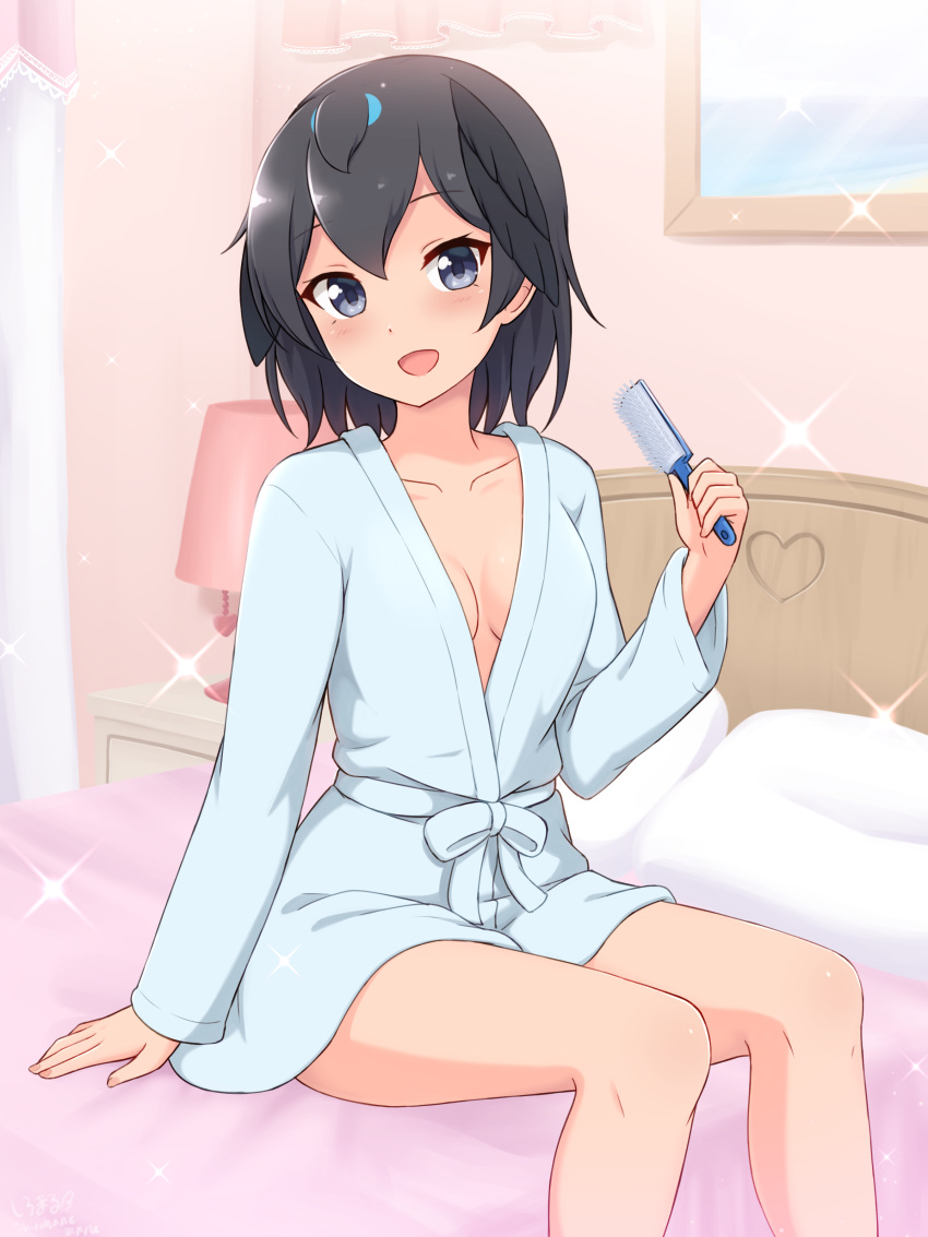 1girl absurdres bangs bathrobe bedroom black_hair blue_eyes blush breasts commentary hair_brush highres holding holding_brush indoors kemono_friends lamp long_sleeves looking_at_viewer medium_breasts on_bed open_mouth pillow shiraha_maru short_hair sitting smile solo sparkle superb_bird-of-paradise_(kemono_friends)